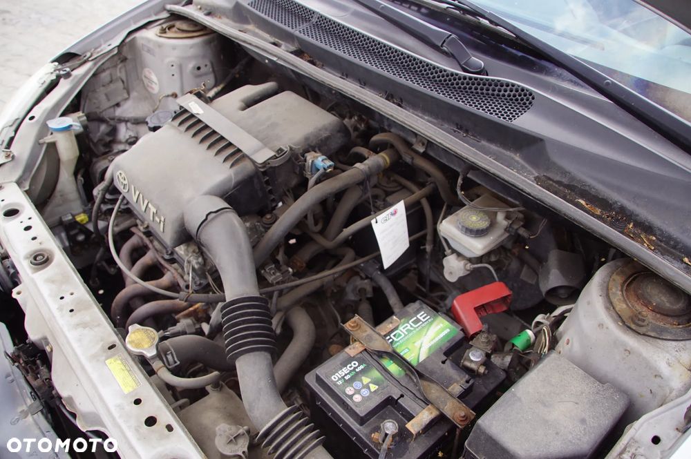 Auto na części - Toyota Yaris I 5D HB 1.0 VVTi 68 KM 1SZ-FE MTM 199 2001R Silnik Skrzynia Zderzak Maska Klapa Drzwi Szyba Klamka Deska Kokpit Sterownik Moduł Wyświetlacz - 16