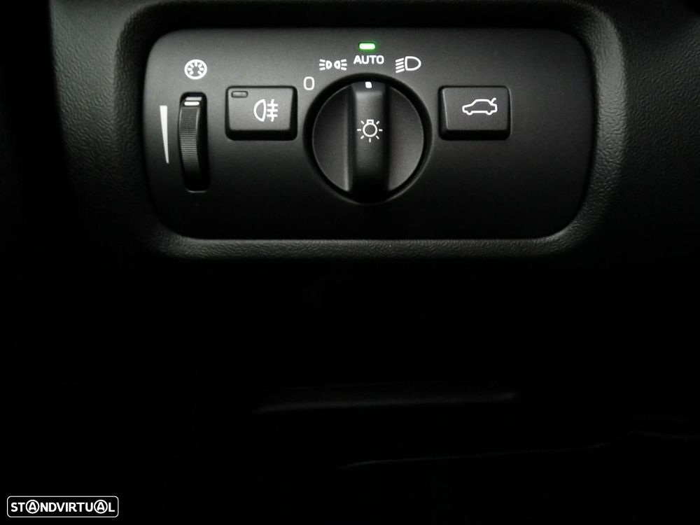 Volvo V40 2.0 D3 Momentum - 24