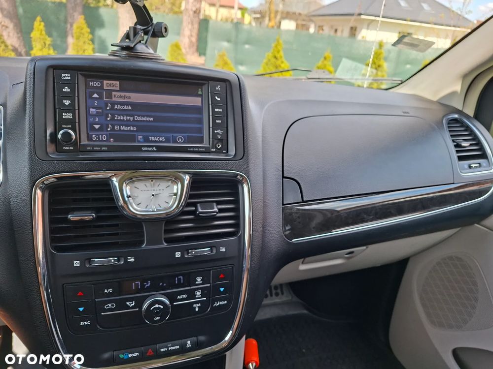 Chrysler Town & Country 3.6 Limited - 16