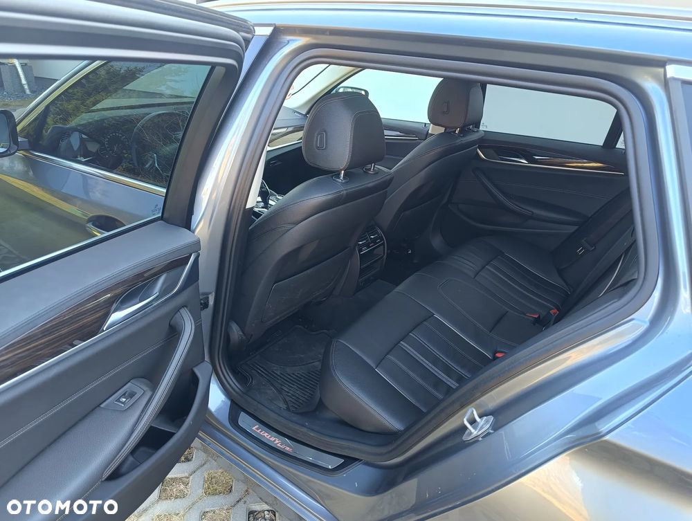 BMW Seria 5 525d Luxury Line sport - 12
