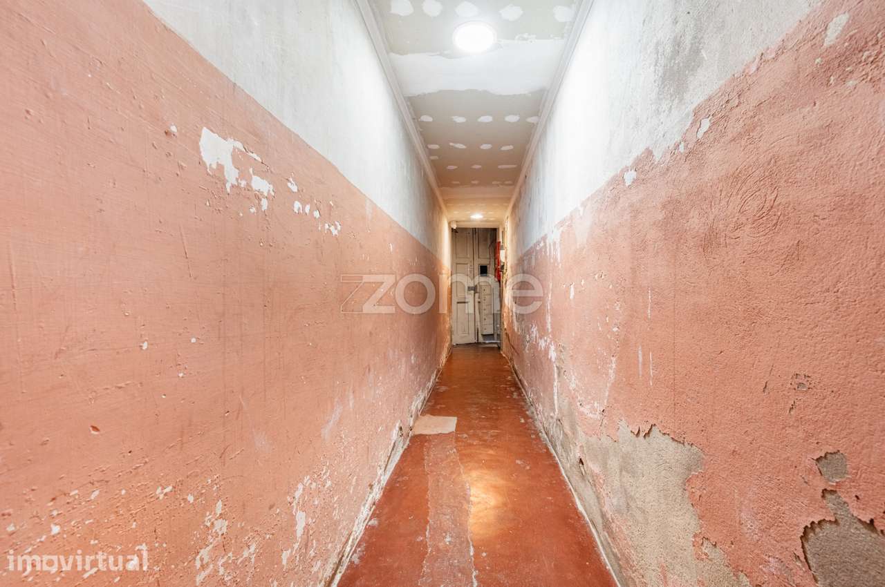 Prédio com 4 pisos, 5 habitações e loja - Rua dos Caldeireiros, Por... - Grande imagem: 5/29