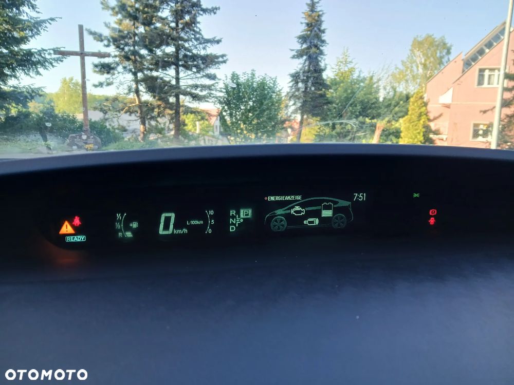 Toyota Prius (Hybrid) Executive - 13