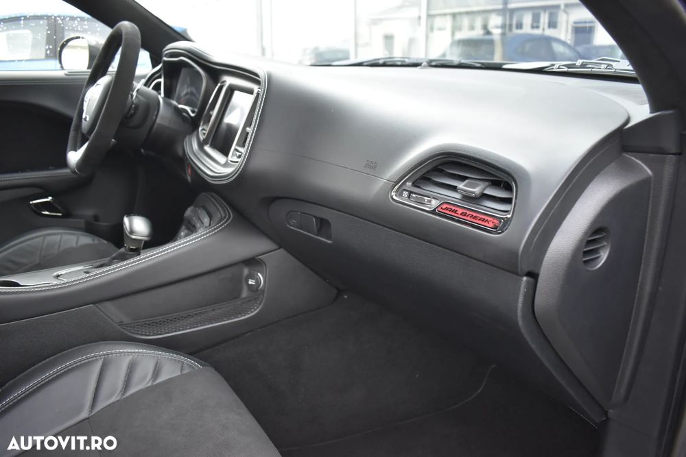 Dodge Challenger - 33