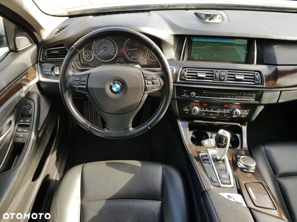 BMW Seria 5 525d Touring Sport-Aut - 32