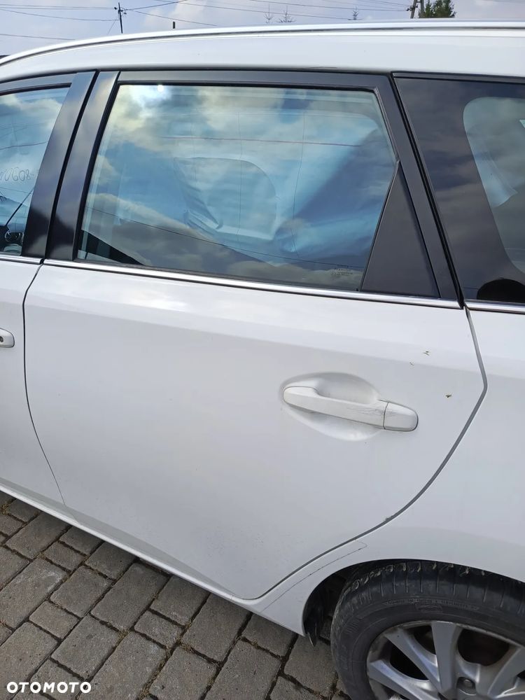 TOYOTA AURIS II KOMBI DRZWI LEWE TYŁ TYLNE GOŁE 040 - 1