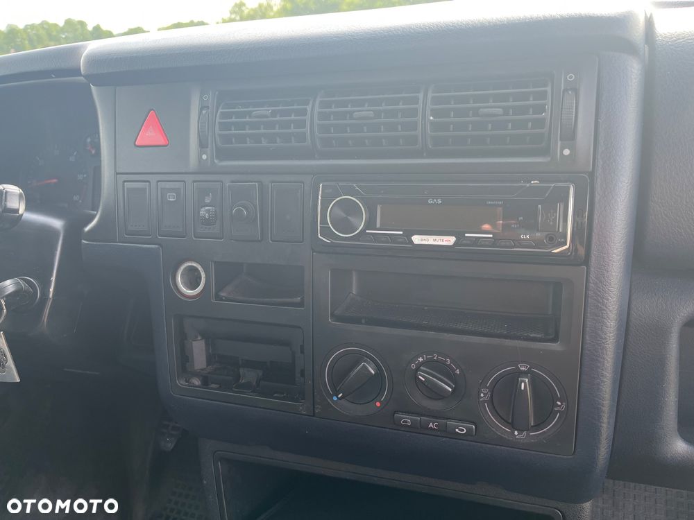 Volkswagen Caravelle - 15