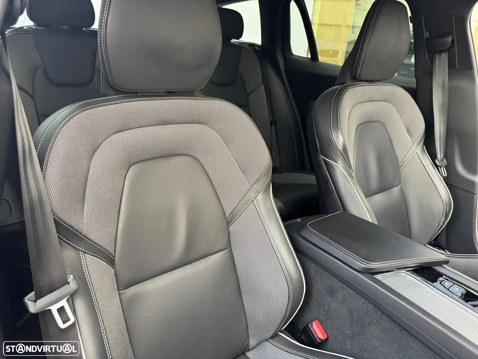 Volvo V60 2.0 B4 Plus Dark Auto - 3