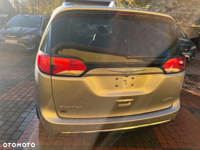 Chrysler Pacifica - 12