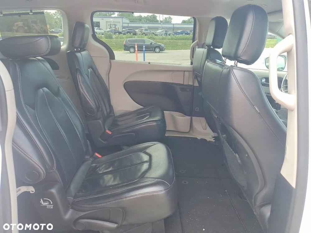 Chrysler Pacifica - 10