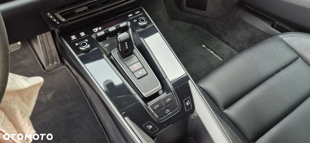 Porsche 911 Carrera 4S - 40