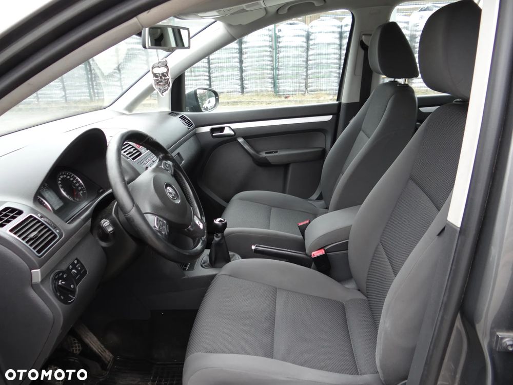 Volkswagen Touran - 11