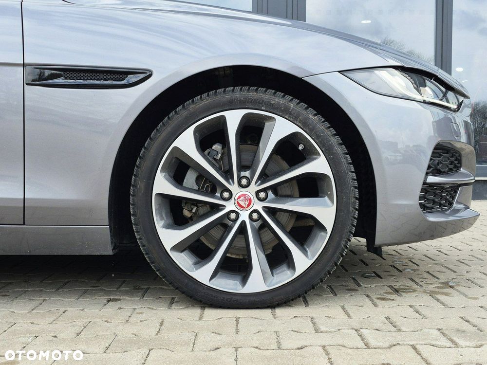 Jaguar XE - 10