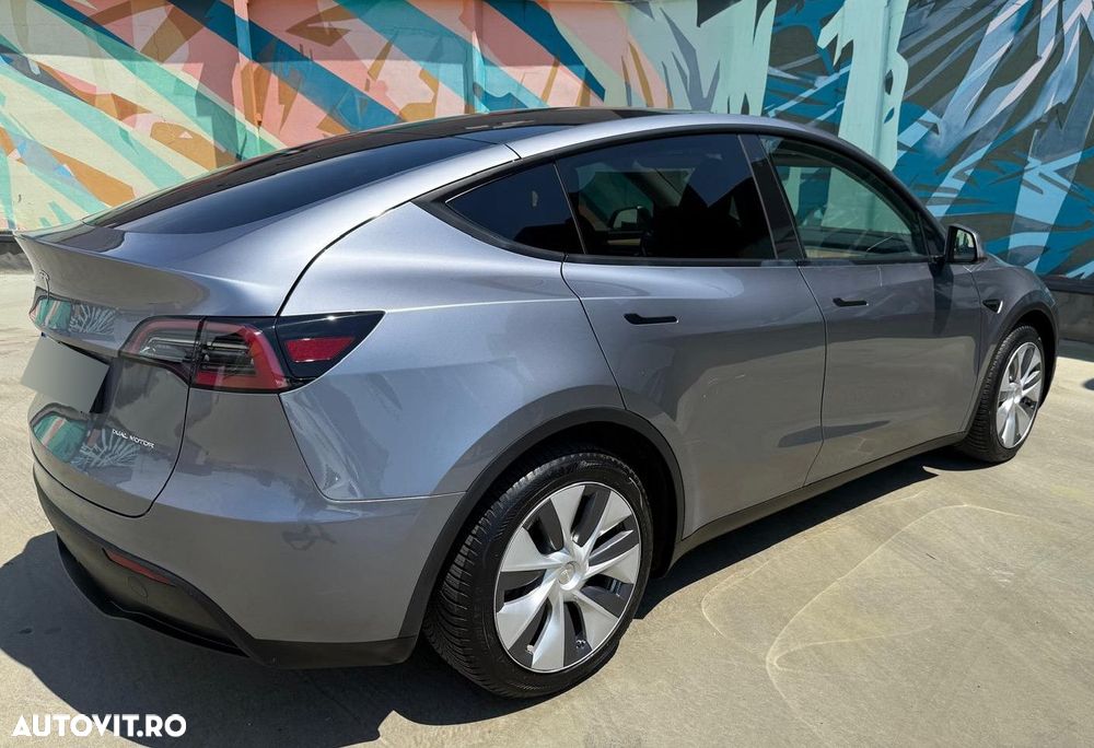 Tesla Model Y Long Range AWD - 3