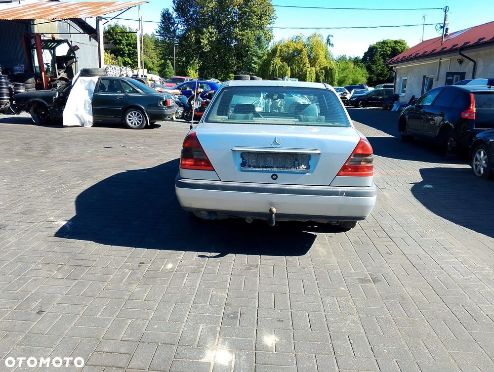 Mercedes – Benz Klasa C W202 (93-97.) 2.0 D 73KM. Silnik 601.913 (601 913) (601913) Skrzynia 717.416 (717 416) (717416) lakier 744.Cały na części. GWARANCJA !!! Przód Tył Zestaw Komplet Drzwi Klapa Zderzak Błotnik Maska Grill Atrapa Szyba Pas Lampa Lusterko Boczki Fotel Kanapa Kokpit Deska Rozdzielcza Przełącznik Włącznik Sterownik Przewody Wiązka Instalacja Moduł Komputer Czujnik Listwa Pompa Alternator Wtryski Głowica Rozrusznik Kompresor Sprzęgło Dwumas Silnik Skrzynia ABS Klimatyzacji Paliwa Wspomagania Kolektor Turbina Przepustnica Zawór Chłodnica Koło Hak Belka Sanki Zawieszenie Mcpherson Półoś Amortyzator Wydech Tłumik Zacisk Most - 8