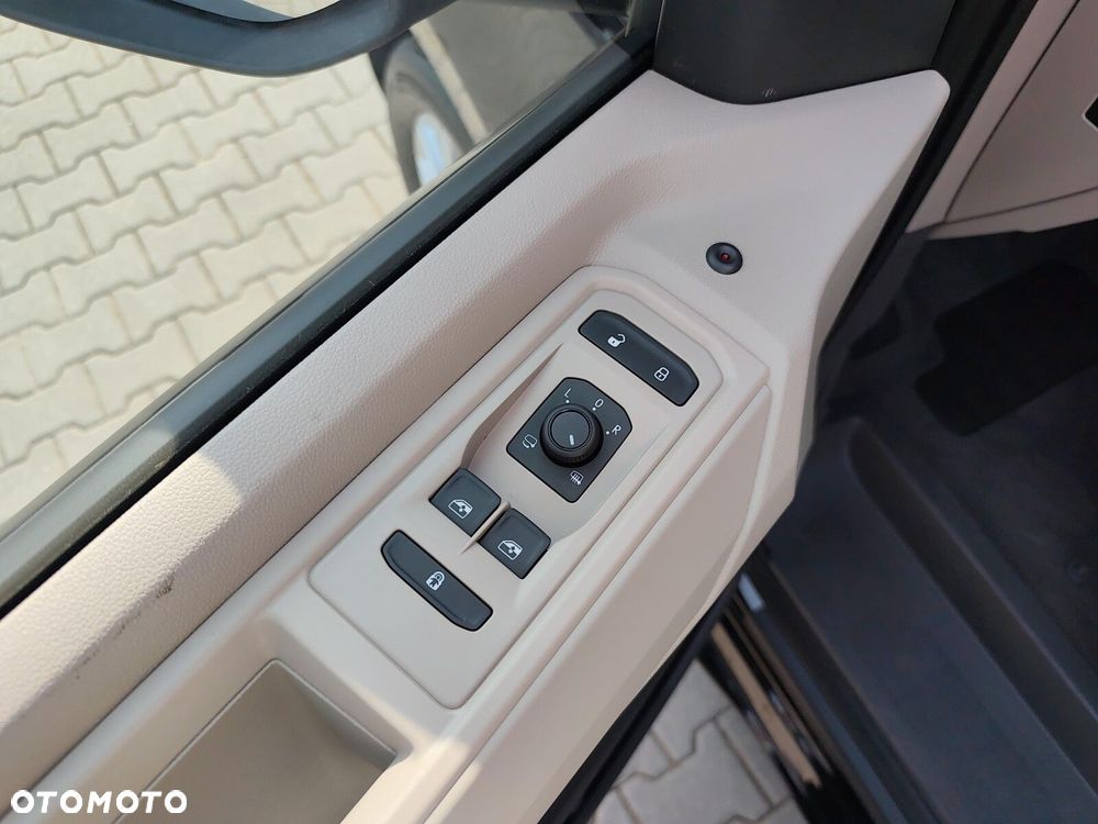 Volkswagen Multivan - 11