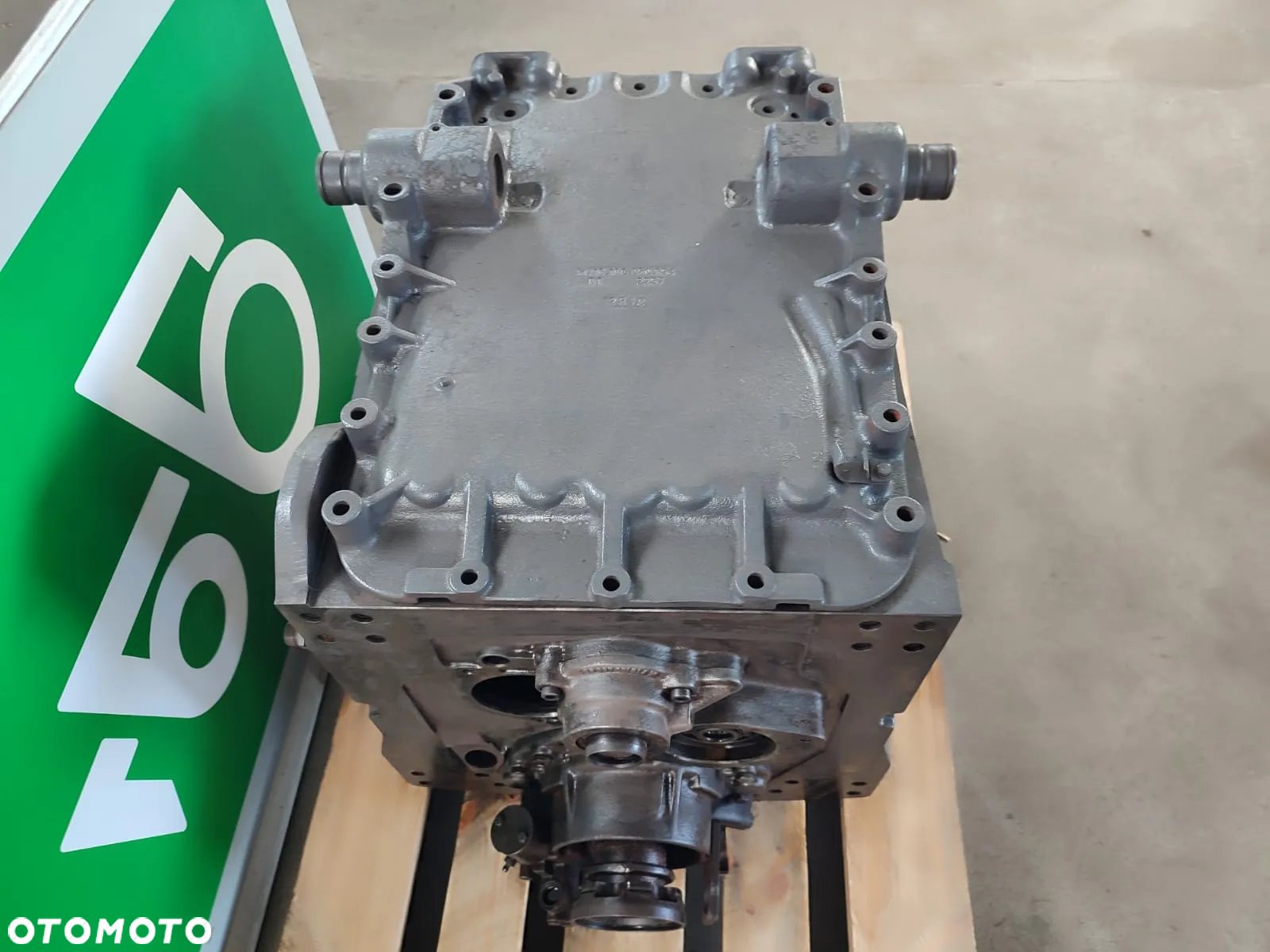 Obudowa skrzyni biegów M718100051020 MASSEY FERGUSON 6480 - 4