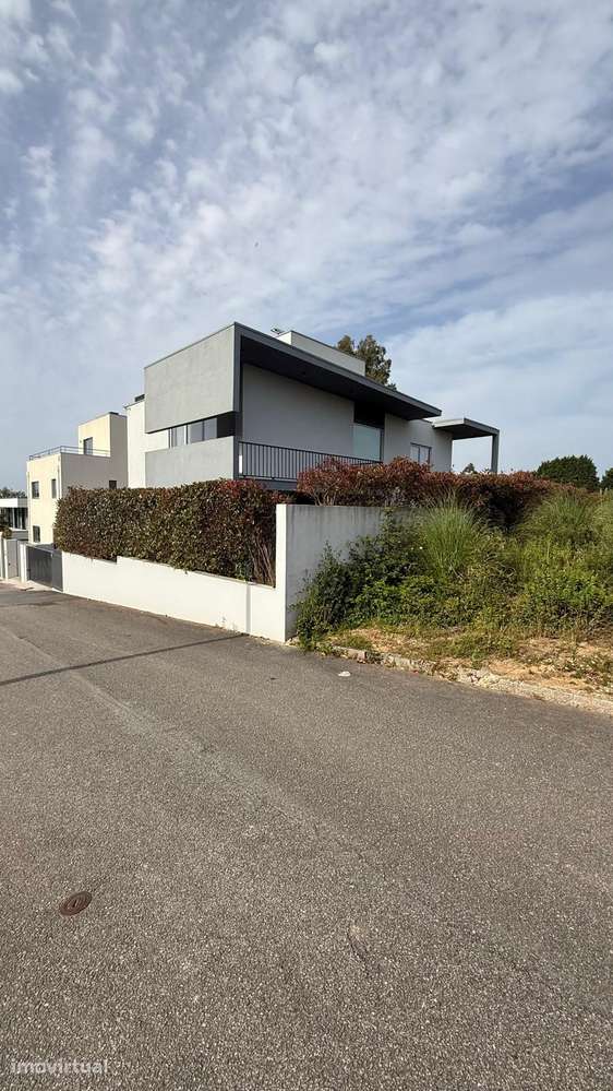 Moradia T4 com piscina, jardim e acessibilidade - Grande imagem: 4/25