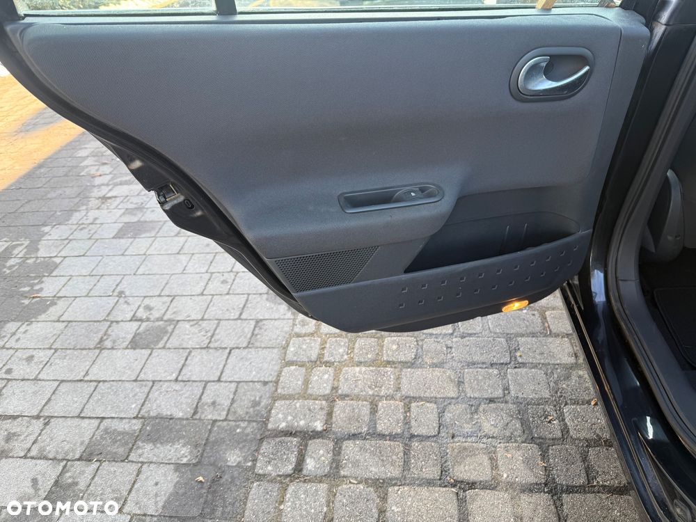 Renault Megane 1.6 Avantage - 19