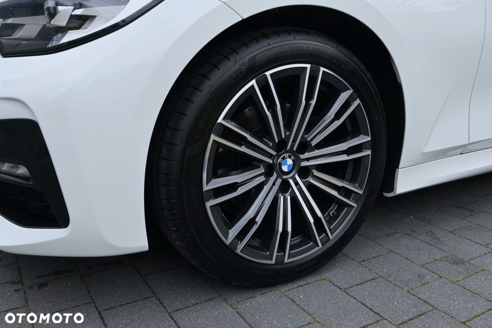 BMW Seria 3 320d xDrive Edition M Sport Shadow - 38