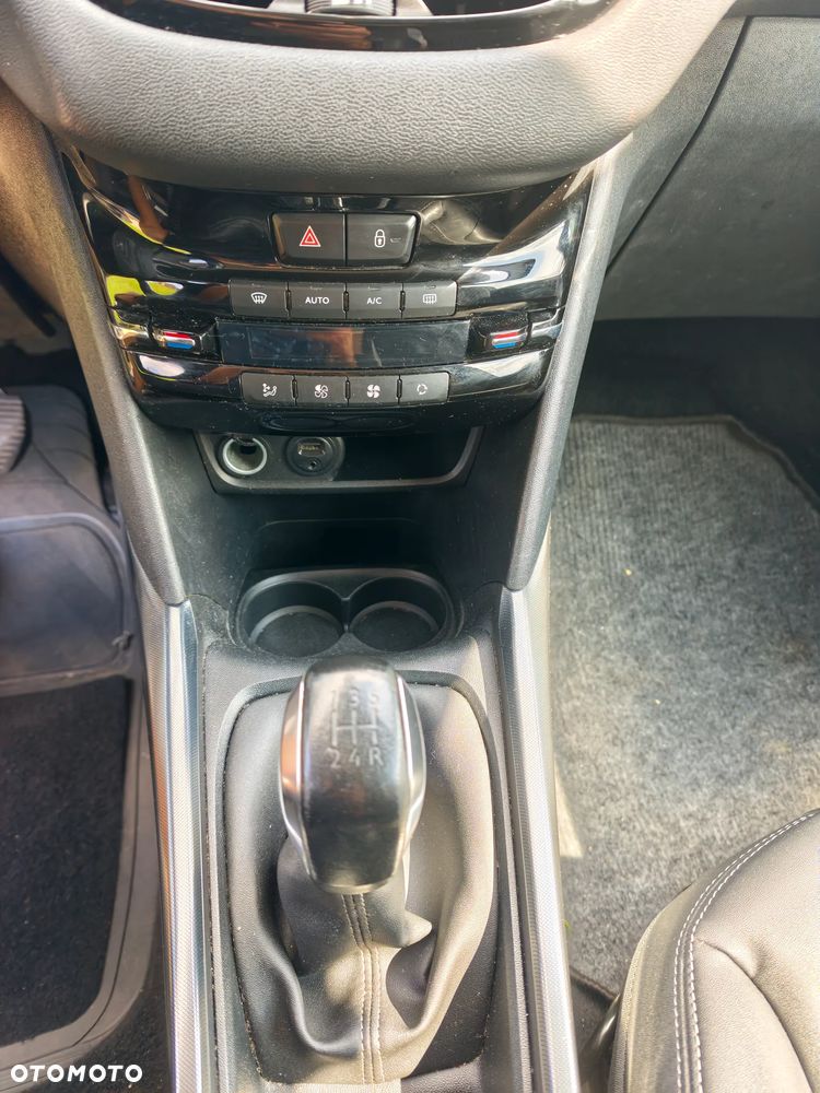 Peugeot 2008 1.2 Pure Tech Style EU6 - 32