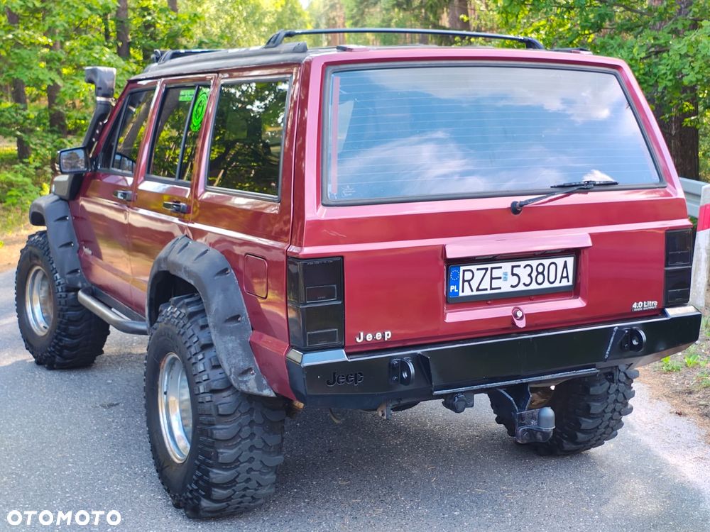Jeep Cherokee - 16