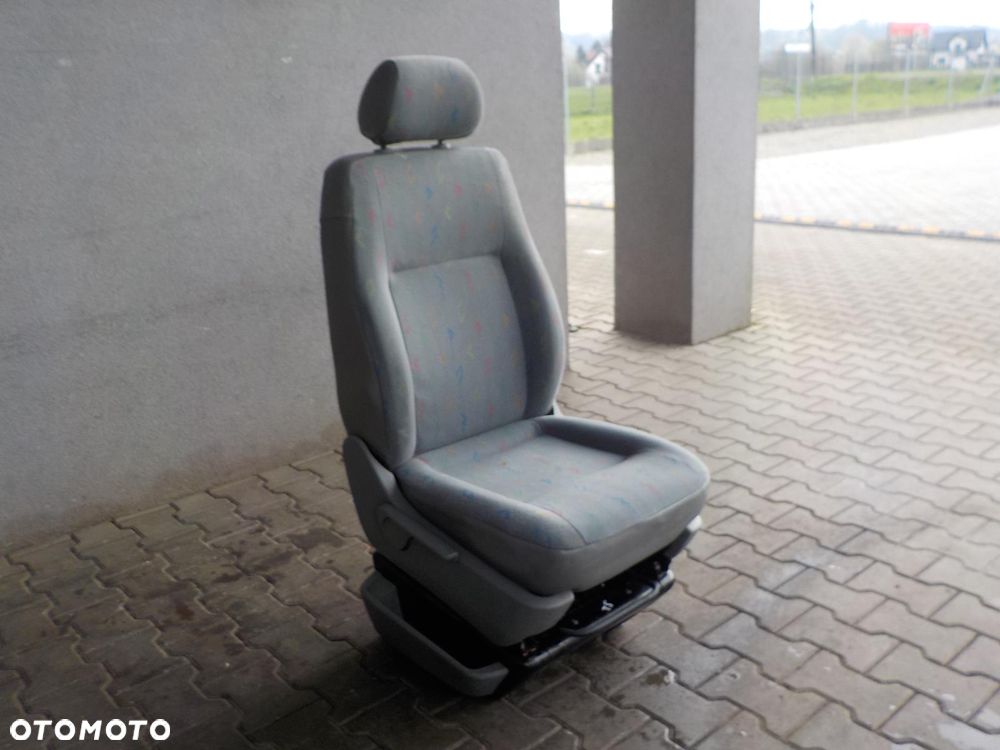 VW T5 FOTEL PRAWY PASAŻERA Z PODSTAWĄ INKA - 1