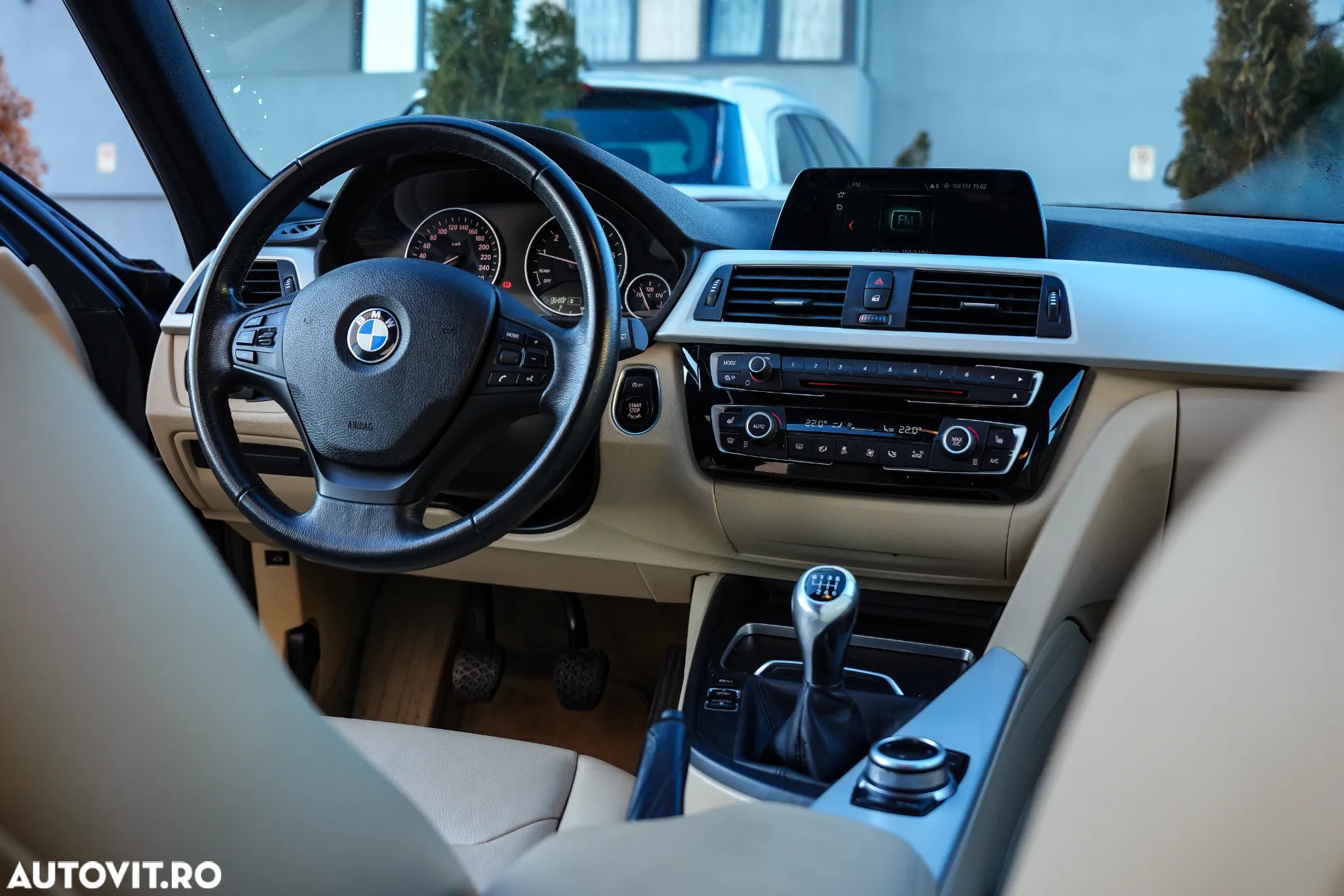 BMW Seria 3 318i Touring - 11