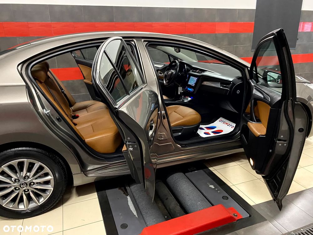 Toyota Avensis 1.8 Premium MS - 24