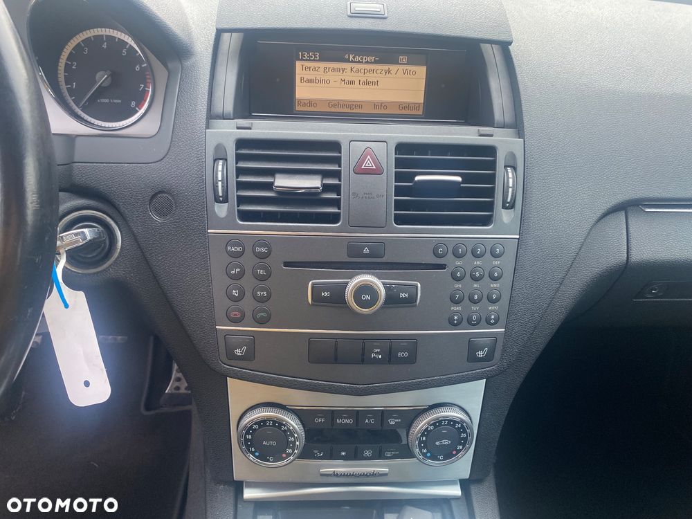 Mercedes-Benz Klasa C 180 CGI BlueEFFICIENCY Avantgarde - 32