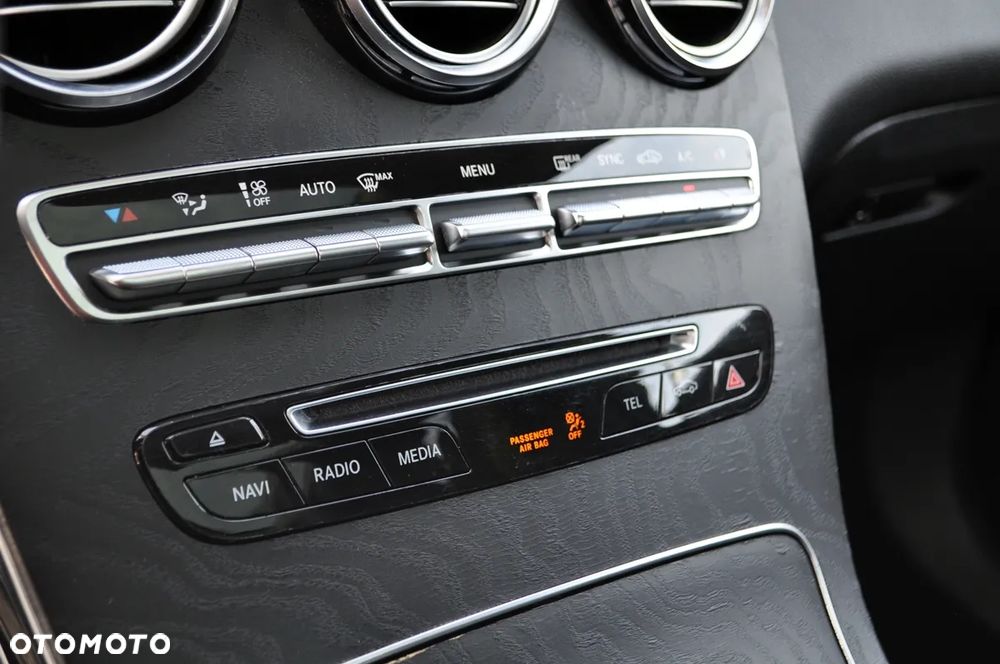 Mercedes-Benz GLC 250 4Matic 9G-TRONIC AMG Line - 25