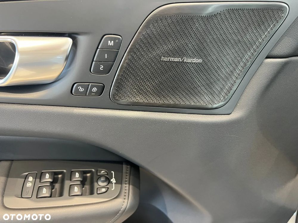 Volvo XC 60 B5 B AWD Plus Black Edition - 29