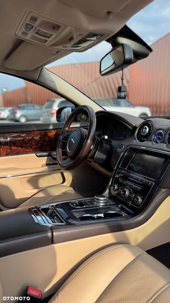 Jaguar XJ 3.0 D V6 LWB Premium Luxury - 10