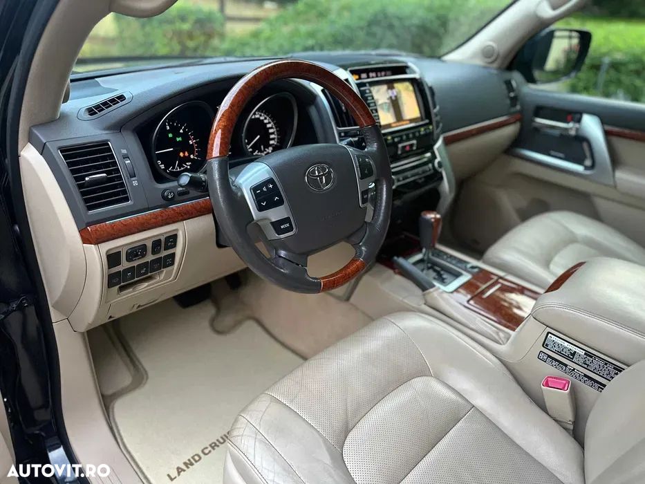 Toyota Land Cruiser 4.5 D-4D V8 Luxury - 8