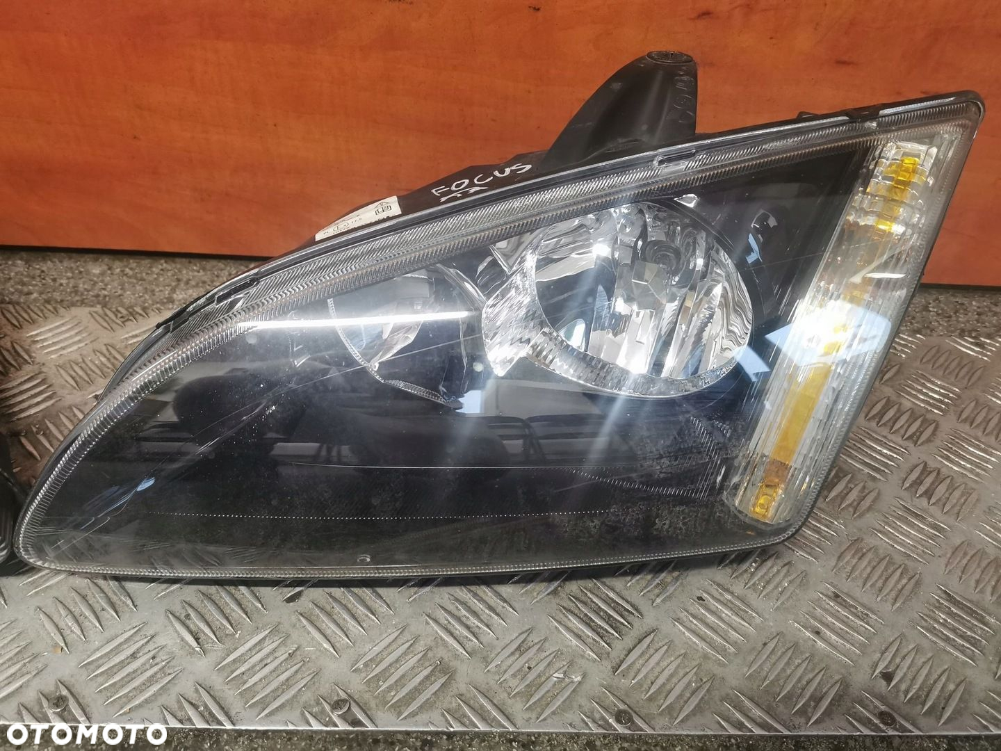 LAMPA LEWY PRZÓD FORD FOCUS MK2 UK 4M51-13W030-KB - 4