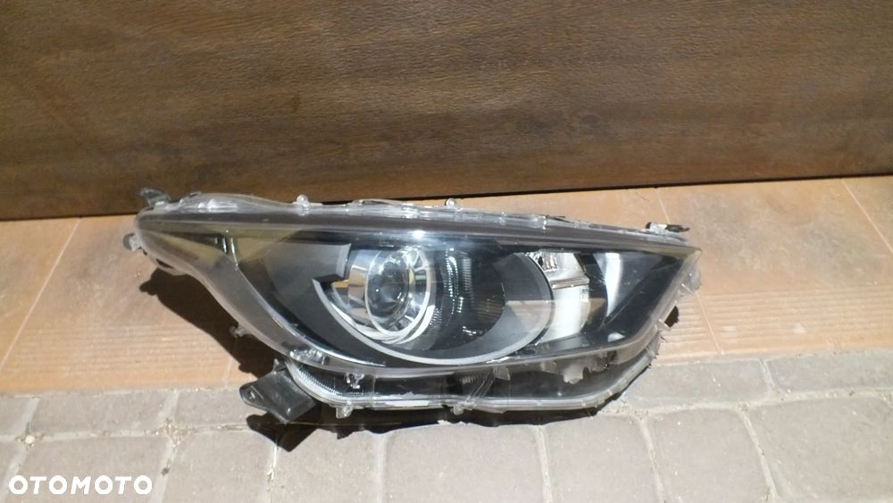 Lampa przednia prawa Toyota Yaris IV - 1