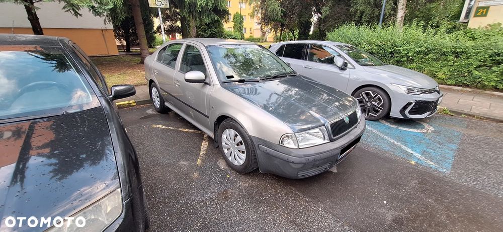 Skoda Octavia 1.6 Tour - 10
