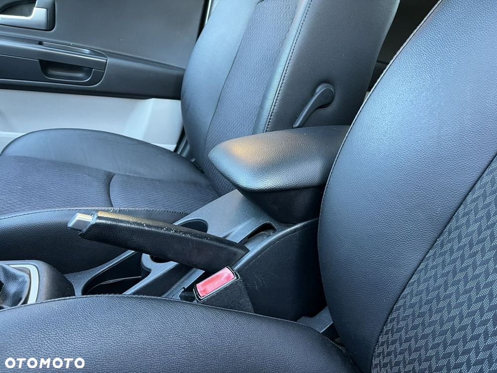 Kia Ceed - 33