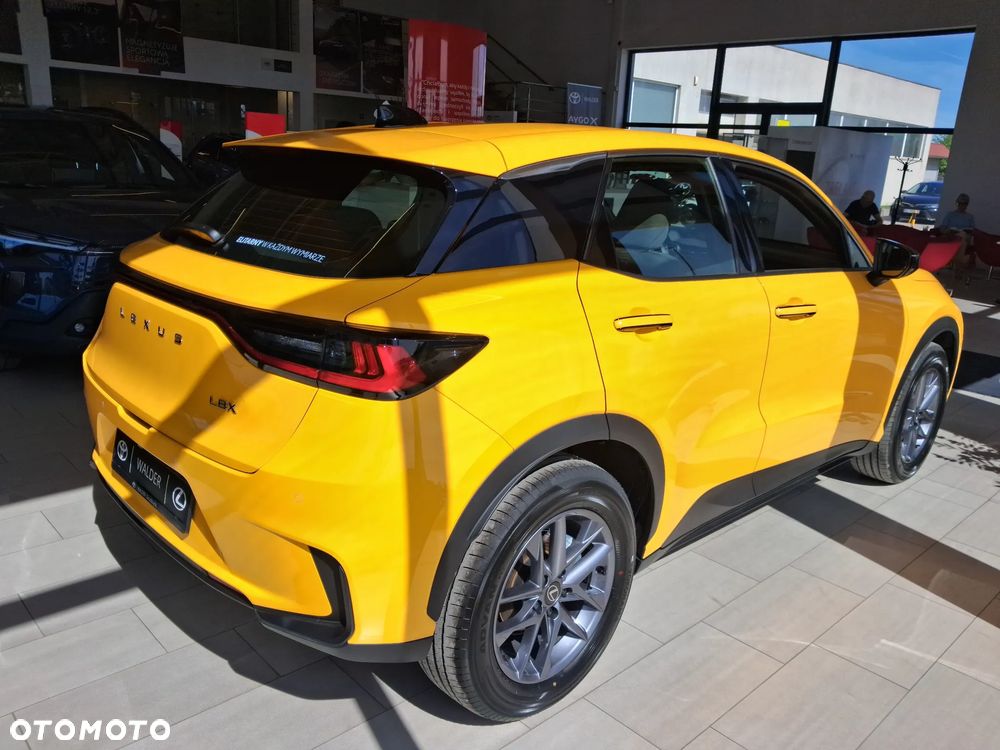 Lexus LBX - 7