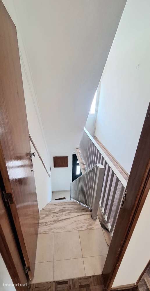 MORADIA PARA REABILITAÇÃO TOTAL | 2 APARTAMENTOS T3 | TERRENO 1.080 m² - Grande imagem: 2/37