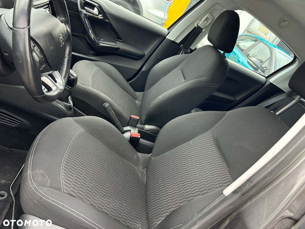 Peugeot 208 - 6