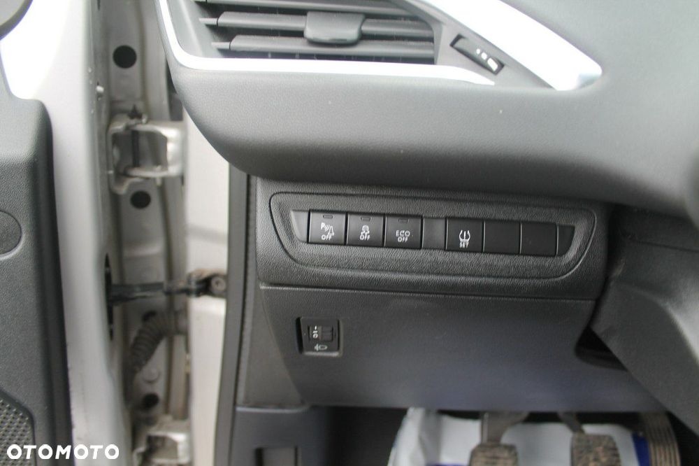 Peugeot 208 - 19