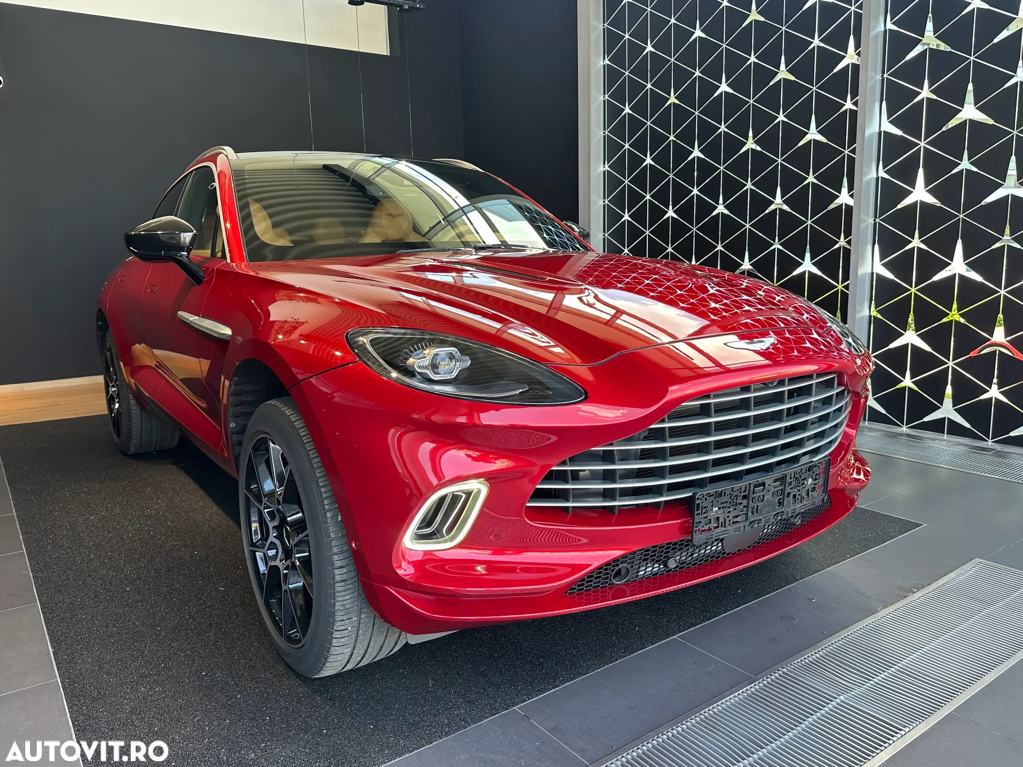 Aston Martin DBX - 2