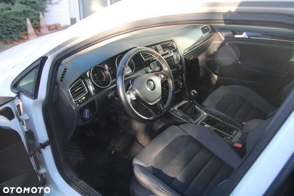 Volkswagen Golf - 6