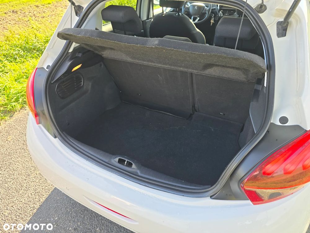 Peugeot 208 - 12