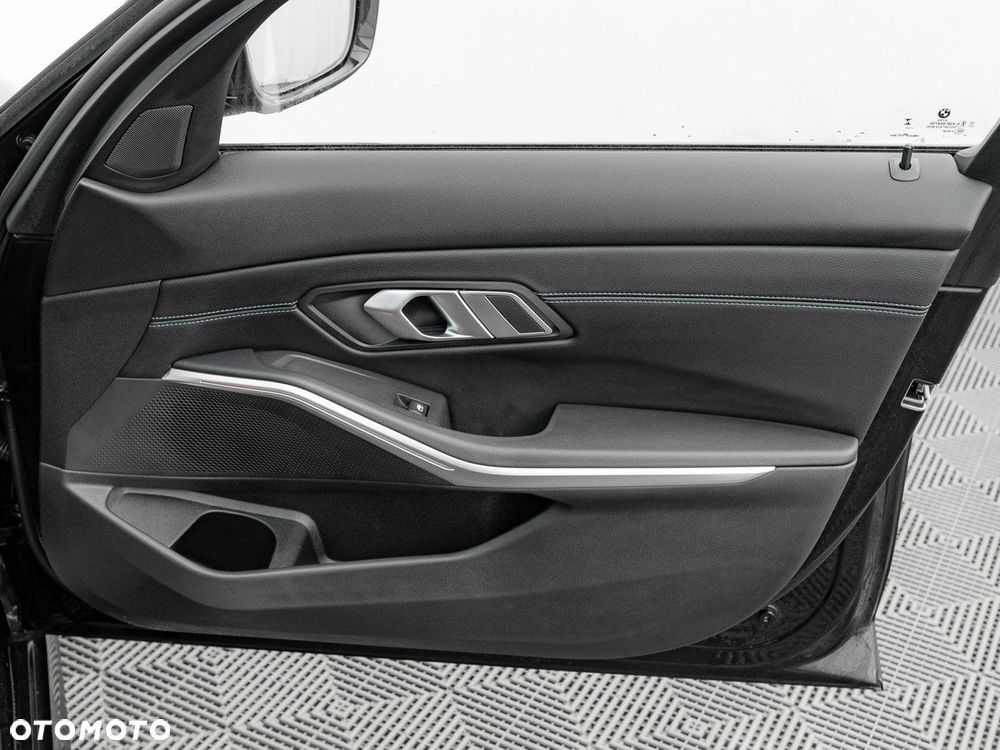 BMW Seria 3 318i M Sport - 28