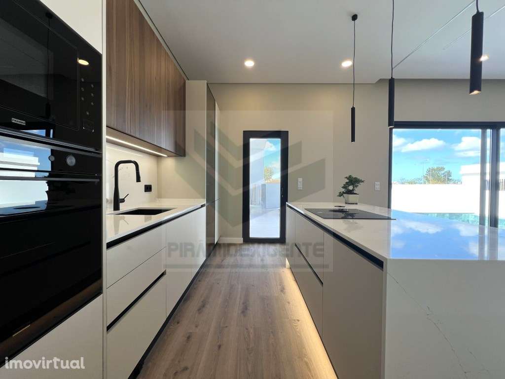 CHARMOSA! Moradia Construção NOVA Isolada, Azeitão! Central! - Grande imagem: 2/26