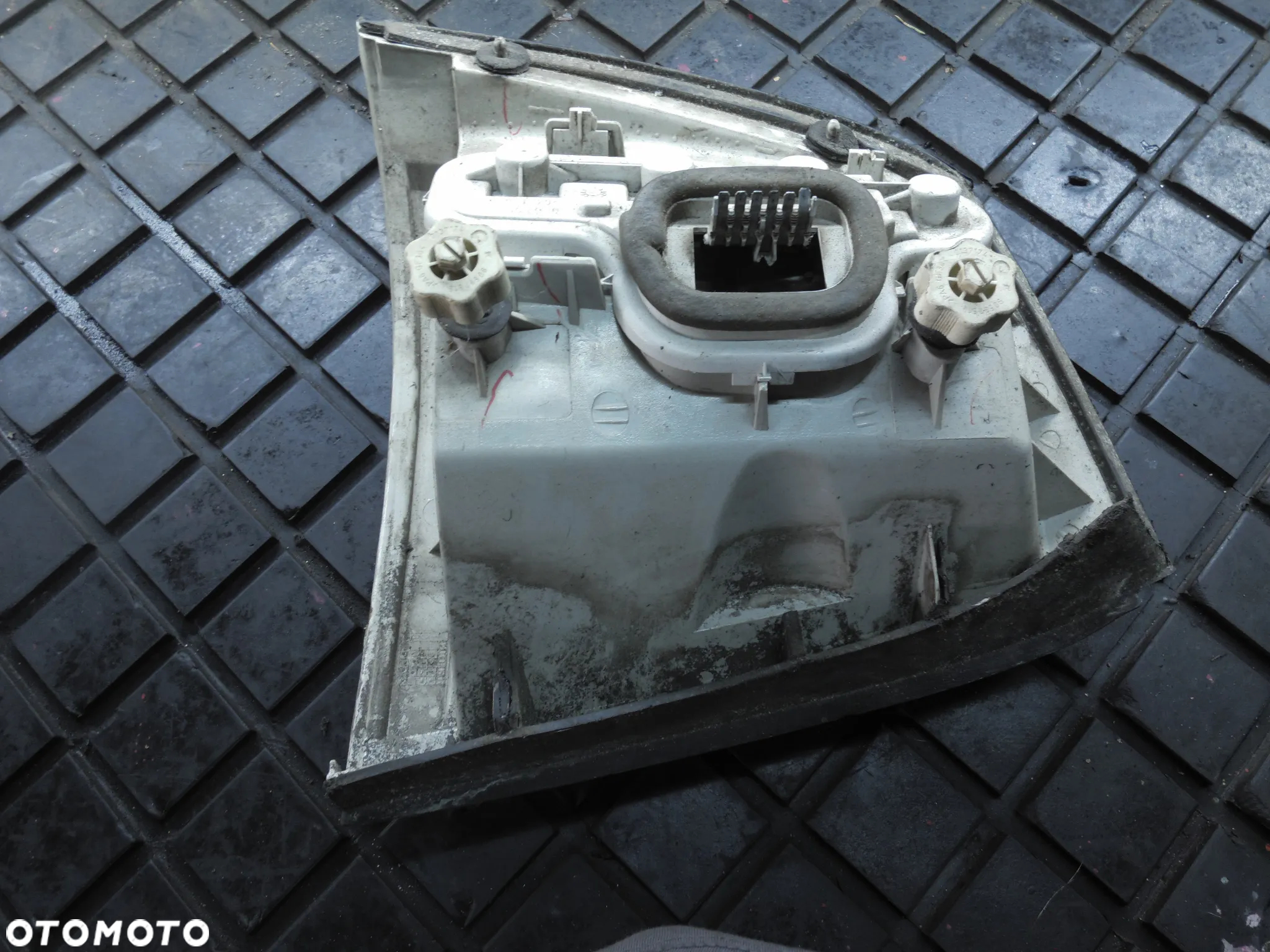 OPEL ASTRA G II 2 HB LAMPA PRAWY TYŁ PRAWA TYLNA CIEMNA DEPO ESDEPO - 2