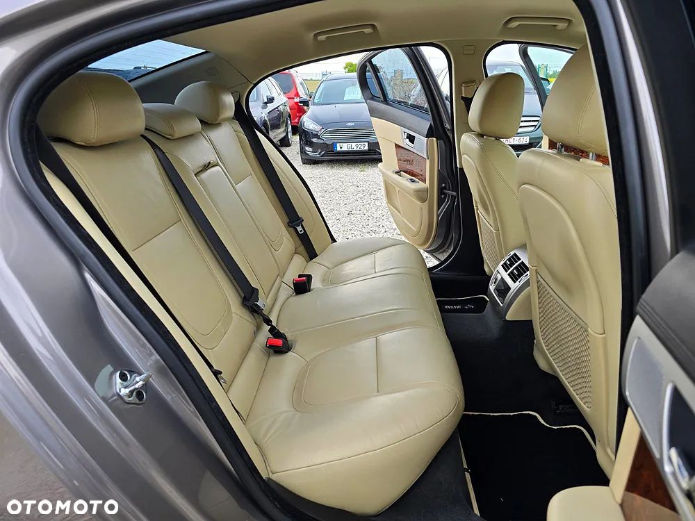 Jaguar XF 2.2 D Premium Luxury - 24