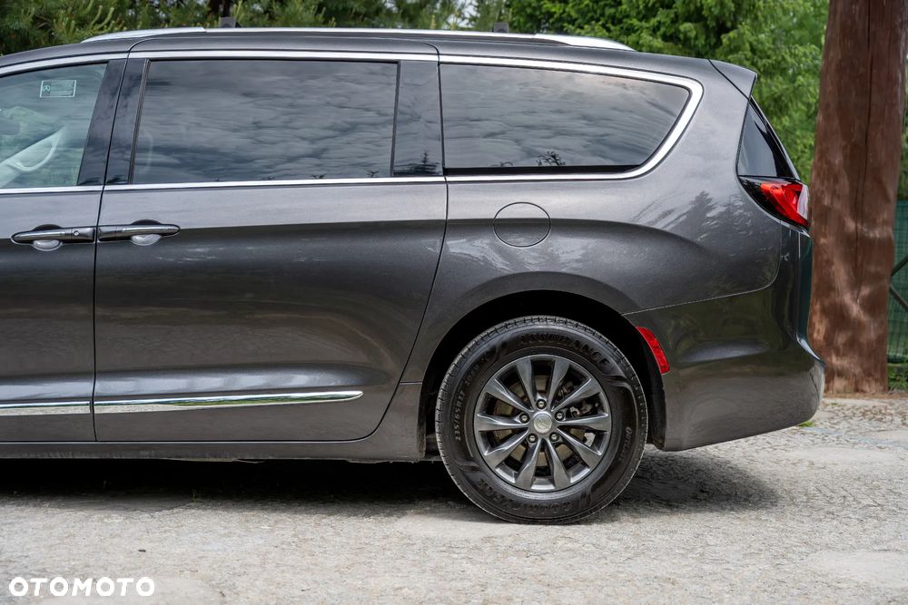 Chrysler Pacifica - 17