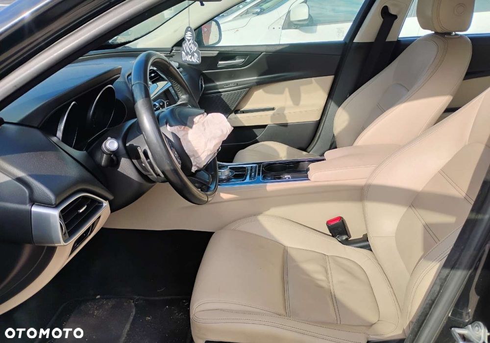 Jaguar XE - 9